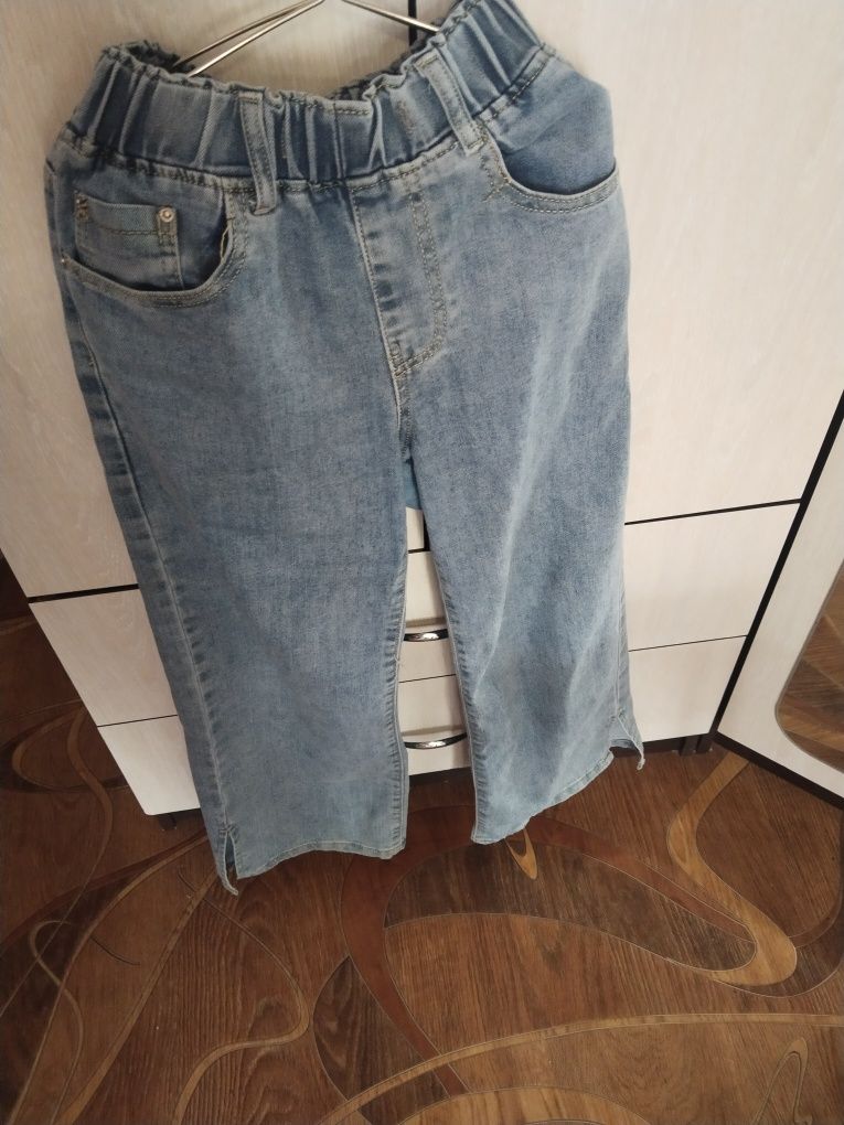 Продам джинсы на девочку