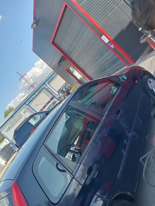 Vând Ford fiesta 1.3