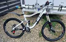Bicicletă full suspension Rocky Mountain – echipare premium