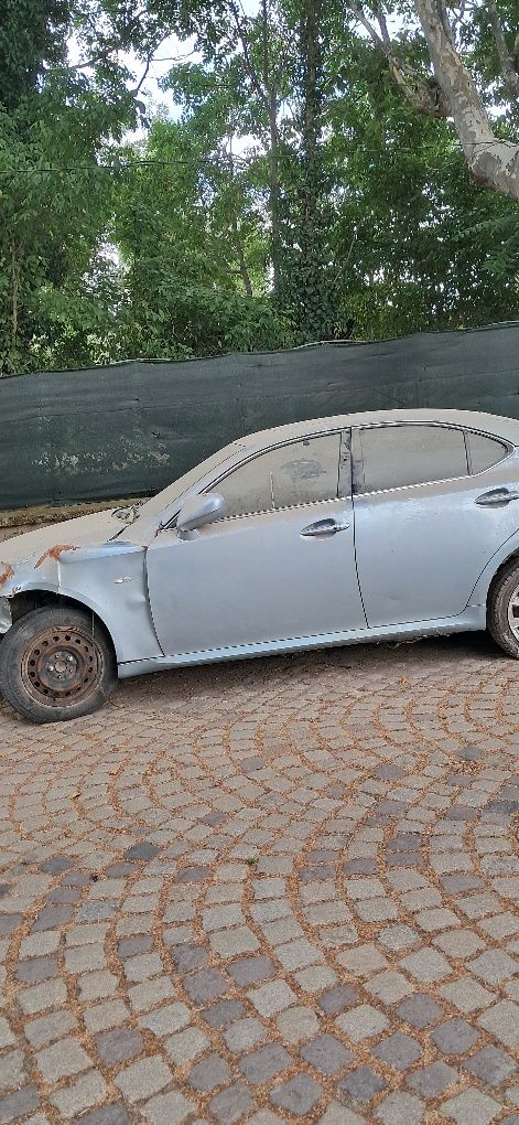 Лексус ис 220 на части