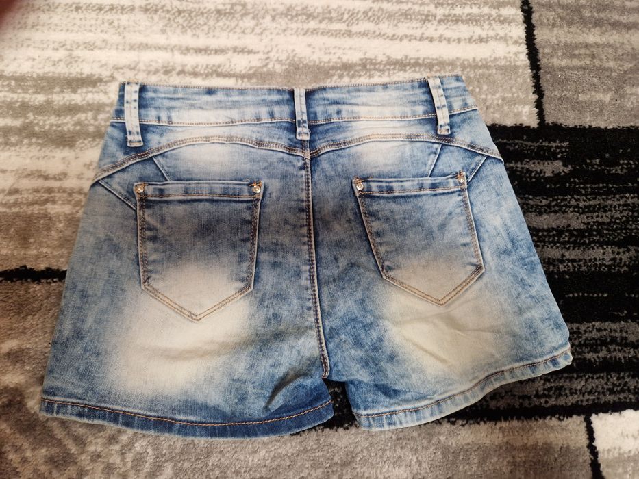 Pantaloni scurti și fustițe de blugi