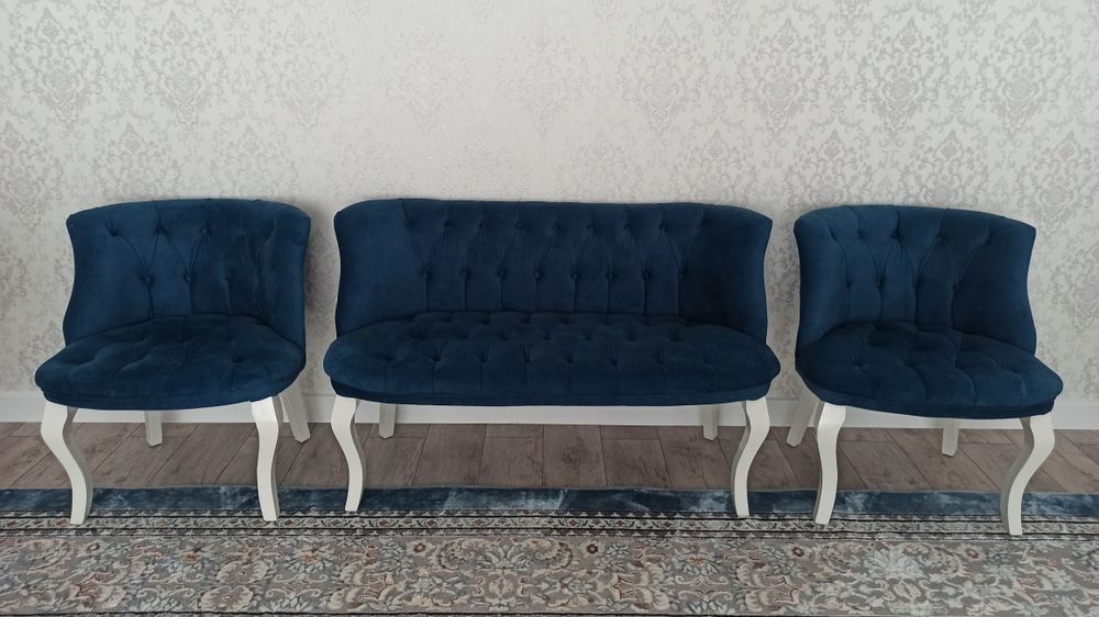 Продается классический диван с 2 стульями