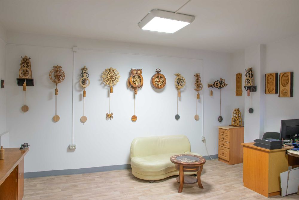 Ceas din lemn cu greutate și pendul