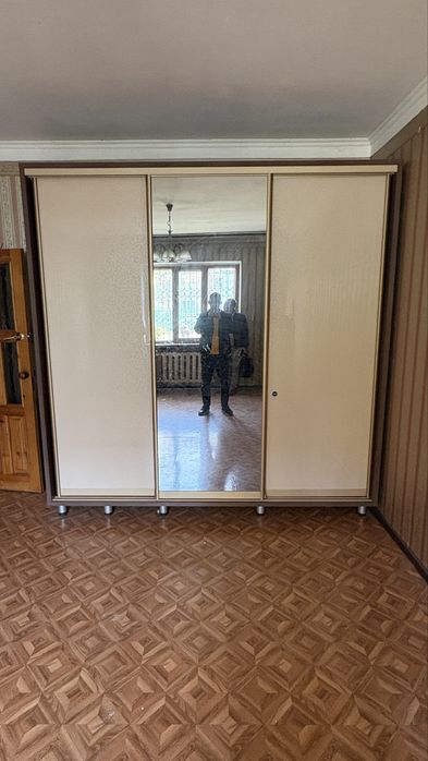 Продам большой шкаф с зеркалом
