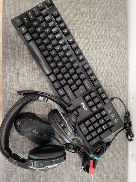 Kit periferice gaming (tastatură, mouse, căști)