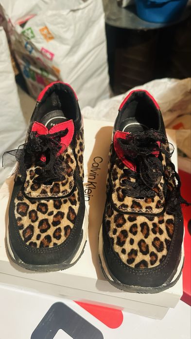 Дамски сникърси с животински принт.