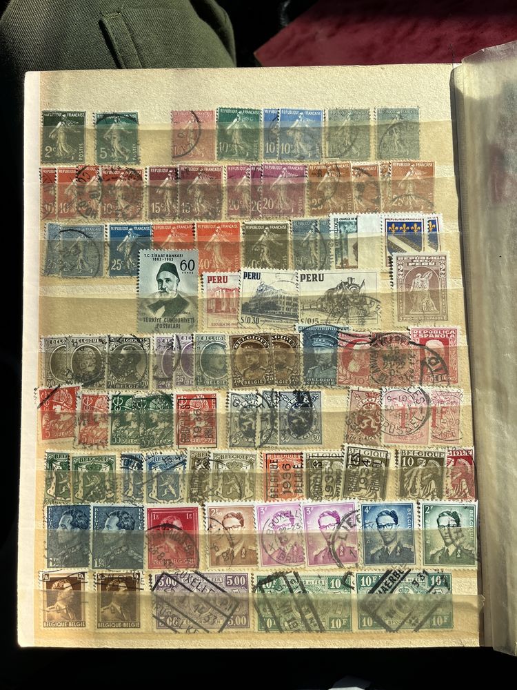 Vând album de timbre cu timbre de colecție din diferite țări