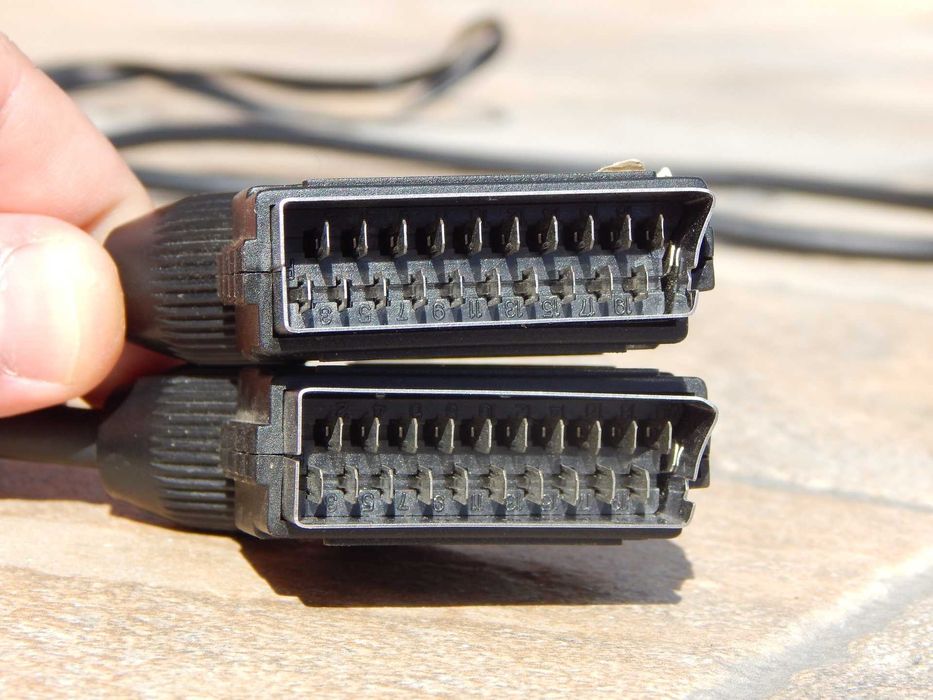 DVD player LG DVD-3000E cu cabluri SCART si audio (fabricat pt UK)