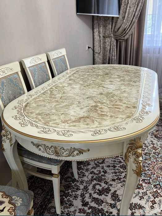 Продам шикарный стол в отличном состоянии