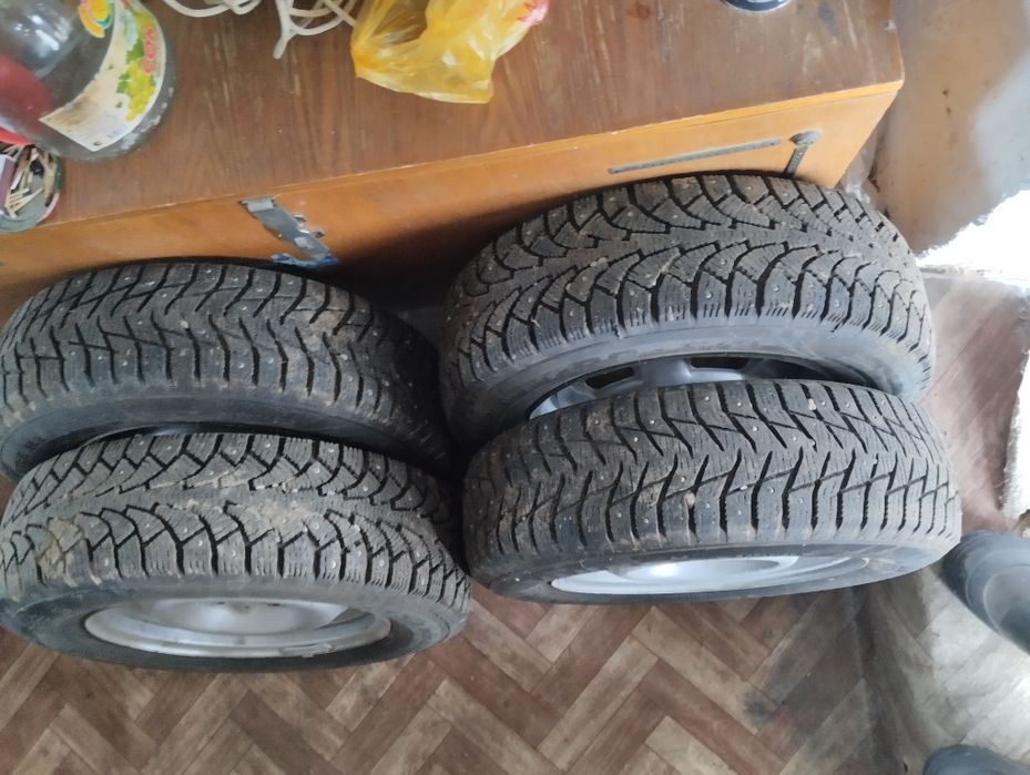 Продам зимнее шины с дисками комплект R13 4.шт.
1 сезон только ездило