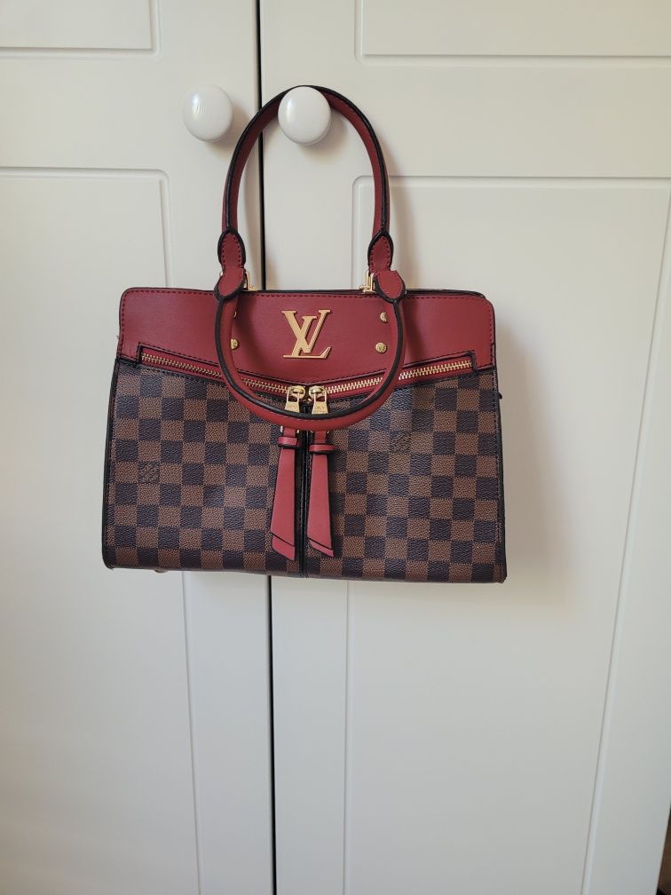 Чанта Louise Vuitton кафяво с червено неизползвана