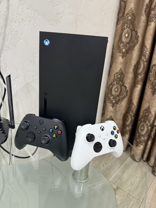 Xbox series X с двумя геймпадами