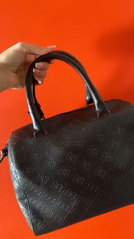 Чанта Guess черна