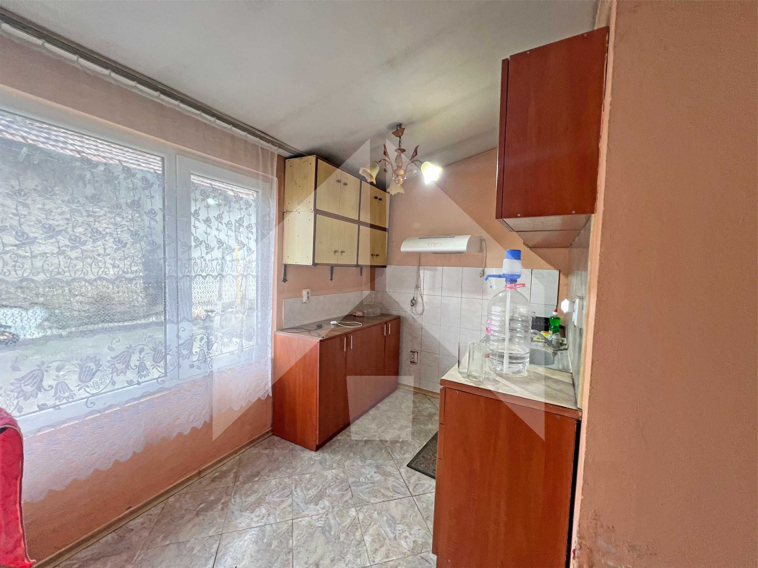 Продава едноетажна, самостоятелна къща в Нови пазар. Площ 147 кв. м.!