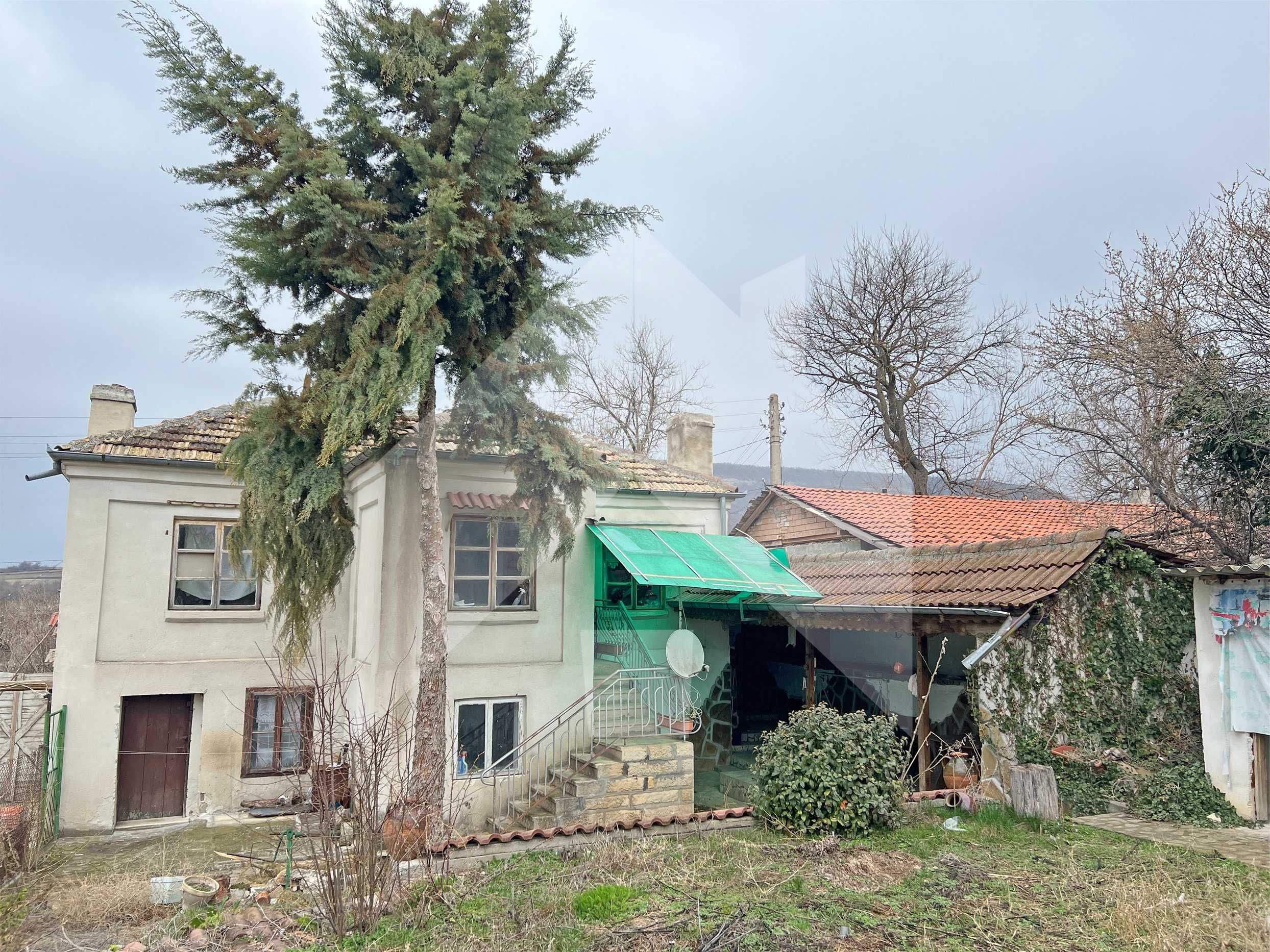 ПРОДАВА двуетажна, тухлена къща в ЕКО село на 9 км от Нови пазар.