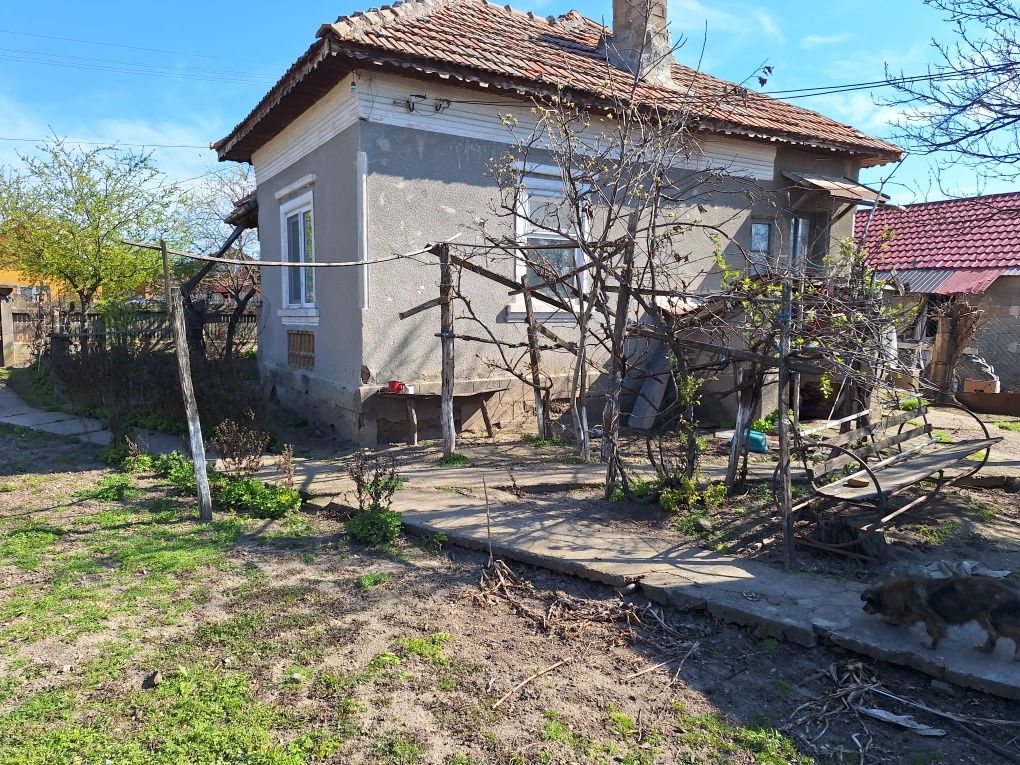 Casa de locuit si teren de vanzare