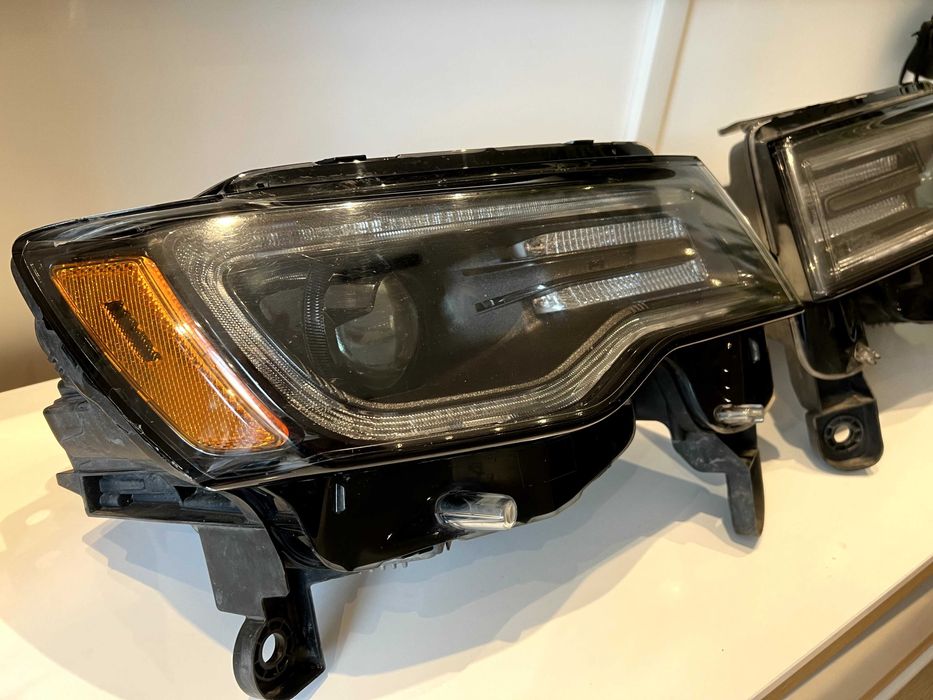 Оригинални фарове от Jeep Grand Cherokee WK2