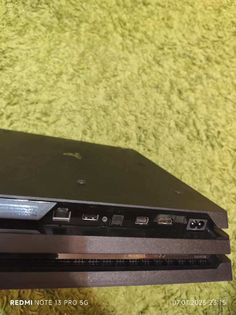 Продавам ps4 pro 1TB