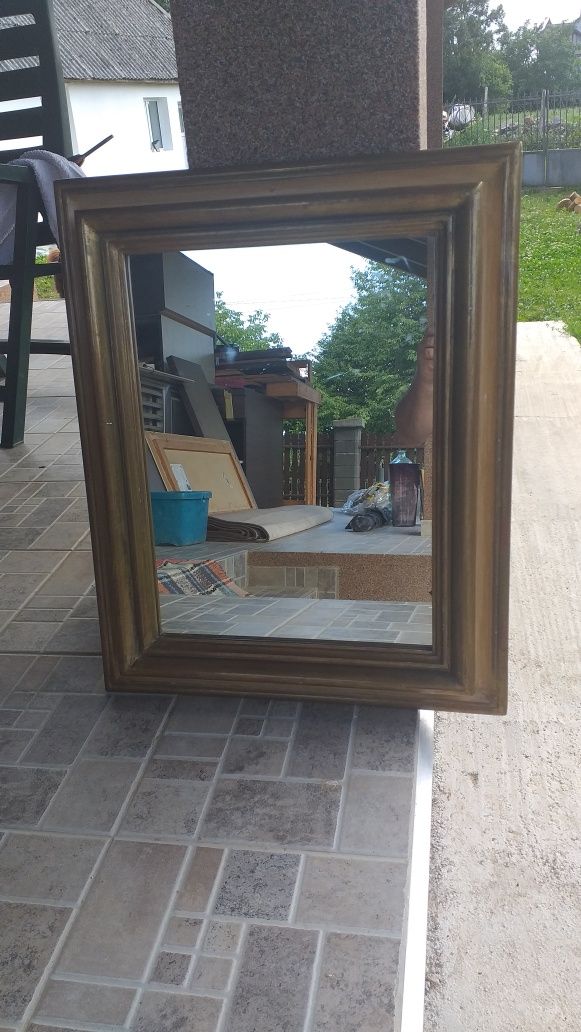 Oglinda cu ramă de lemn