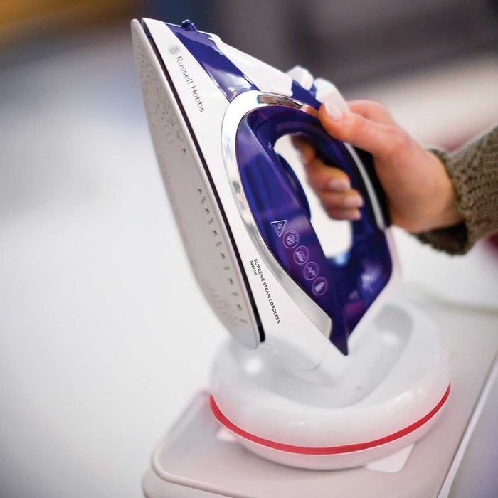 Безжична ютия Russell Hobbs Supreme Steam със станция, 2400W, 135г/мин