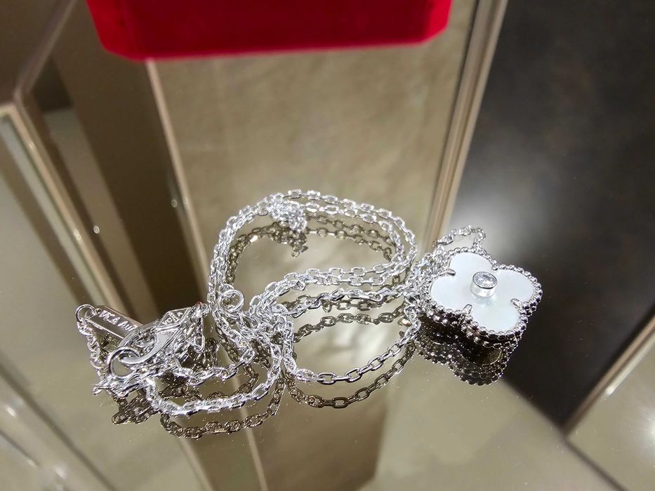 Van Cleef & Arpels VCA Silver Mother Pearl Diamond Clover Дамско Колие