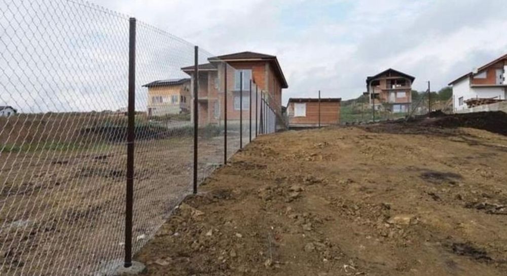 Gard din plasa bordurata