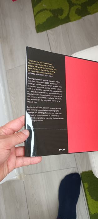 Vând carte Michael Jackson