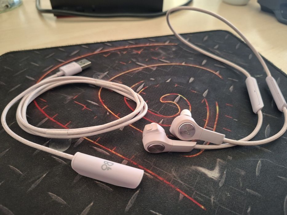 Casti Bang & Olufsen Beoplay E6
