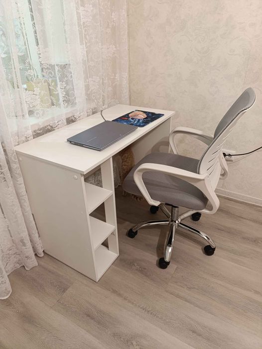 Письменный и компьютерный стол ЛДСП  ламинированный гладкий + Доставка