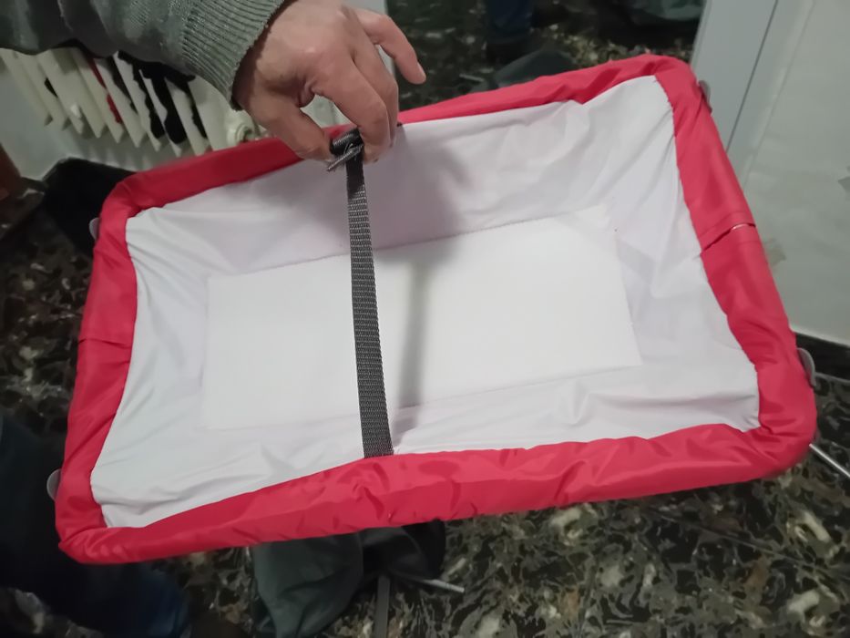 Patut bebe  saltea și măsuță de schimb