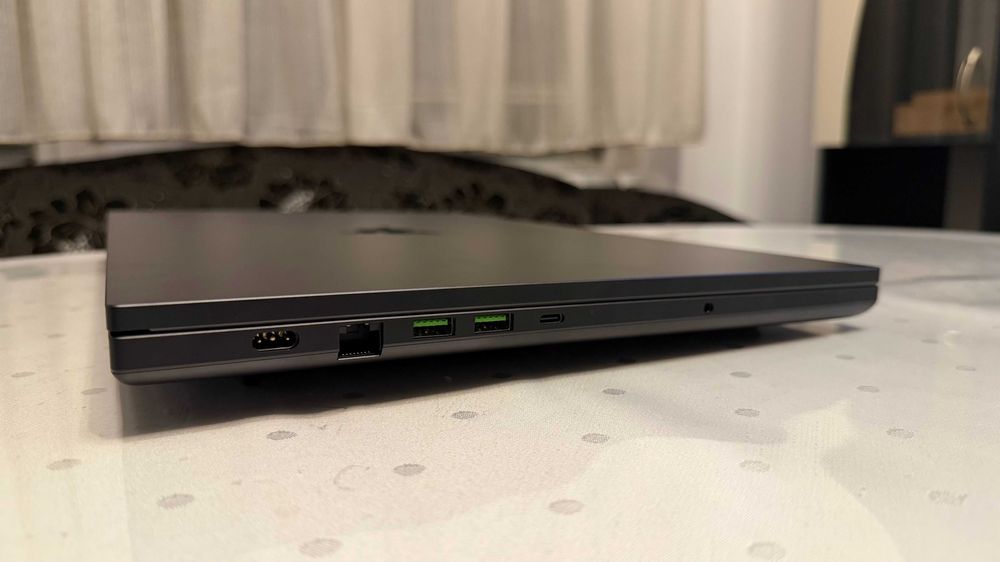 RAZER BLADE 18 2025 + Razer Basilisk V3 Pro 35K + Razer Gigantus V2