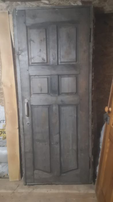 Продам двери с коробками две шт