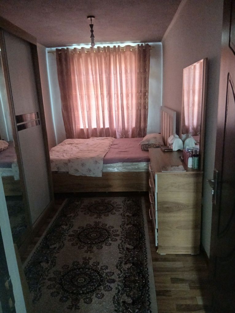 Uy sotiladi radugada karzinkani orqa tarafida 2 dom  3 xonali 3 etajda