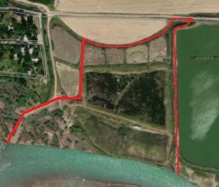 Земля на Ташморе вдоль реки