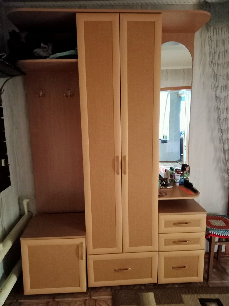 Продам прихожую б/у в хорошем состоянии