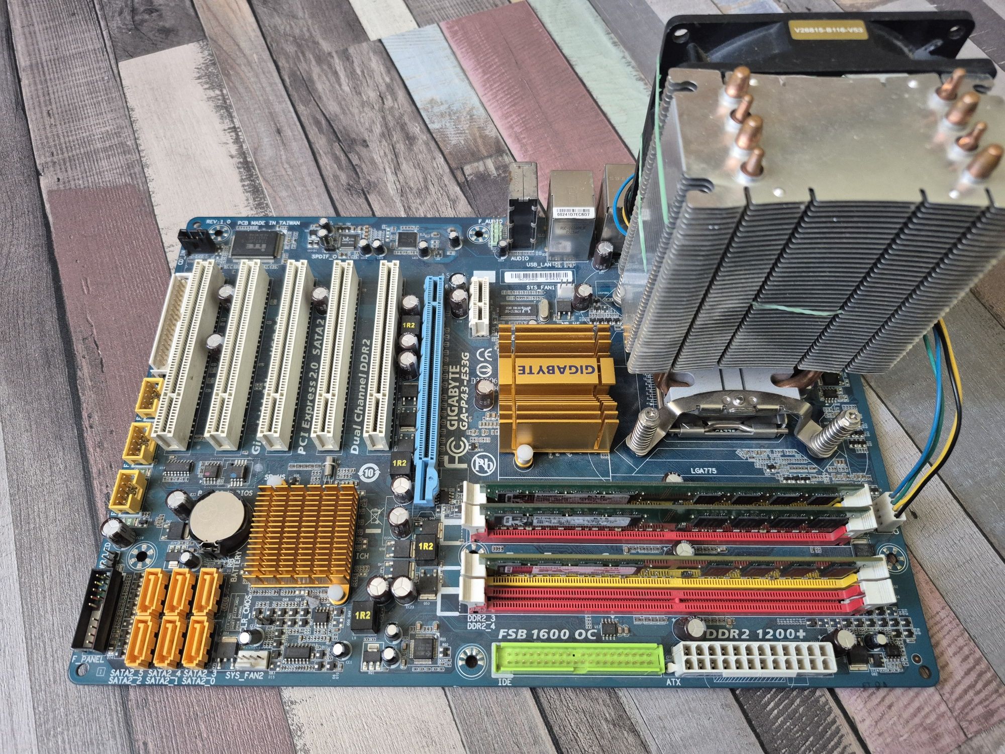 GIGABYTE дъно процесор и рам LGA775