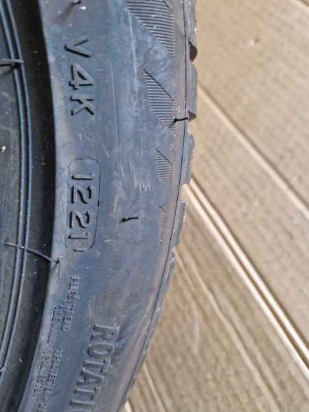 1 брой Bridgestone R19 235/45/  
нова зимна гума 
DOT1221