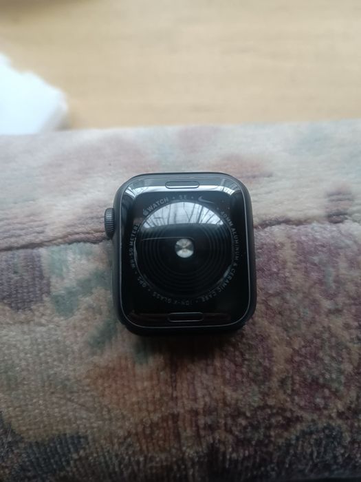 Apple Watch SE NIKE Edition. 40mm
с оригинална кутия и кабел.