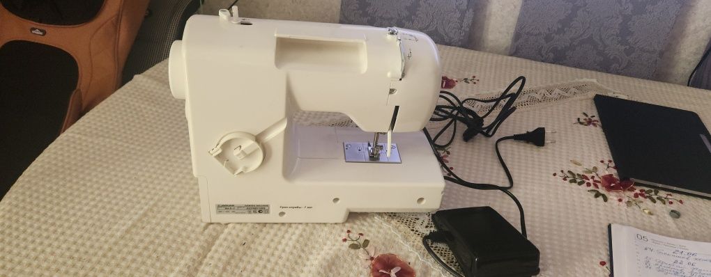 Продам электронную швейную машинку