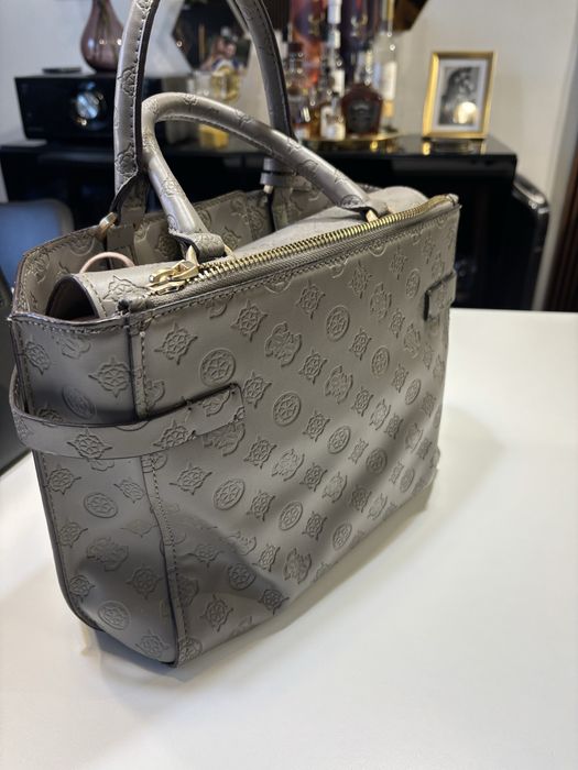 Дамска чанта GUESS