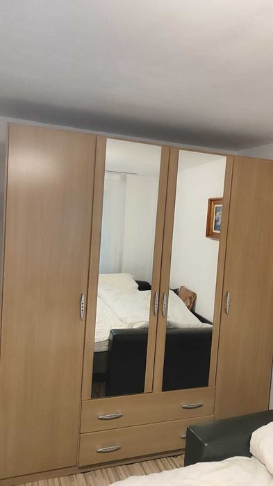 Dulap Mömax în 4 uși cu două oglinzi.