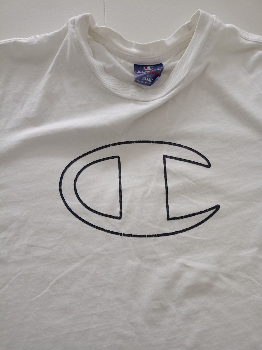 Vând tricou Champion cu logo,unisex, produs de calitate.
