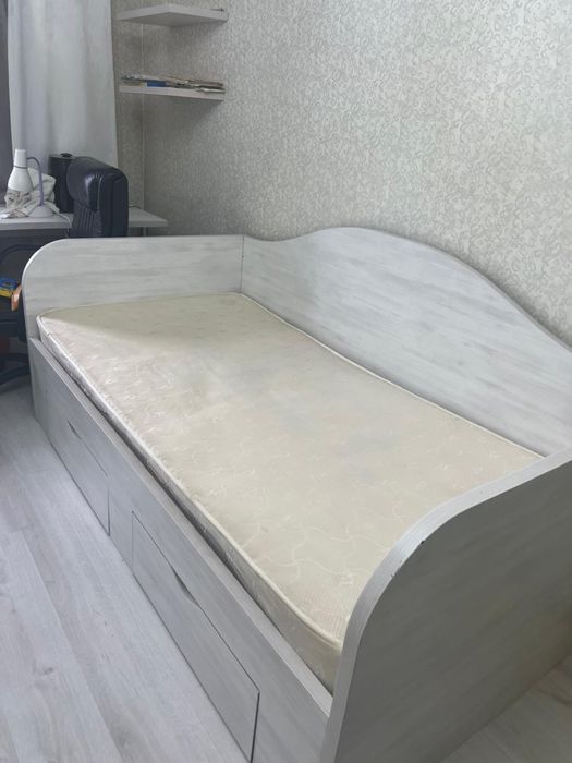 Кровать слонового цвета (в наличии 2 штуки)