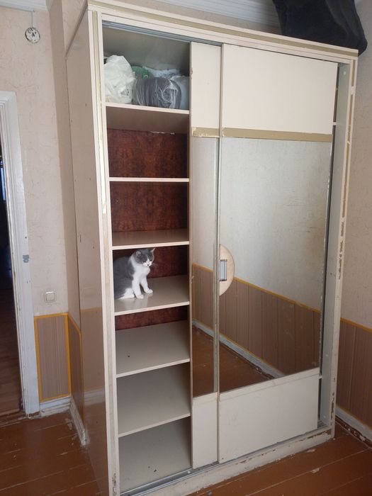 Шкаф сотаман ранги ок ойналий. Карши шахар