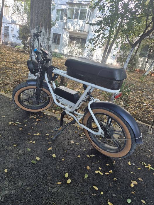 Bicicletă electrică de vânzare.