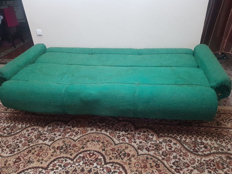 Диван б/у в среднем состоянии