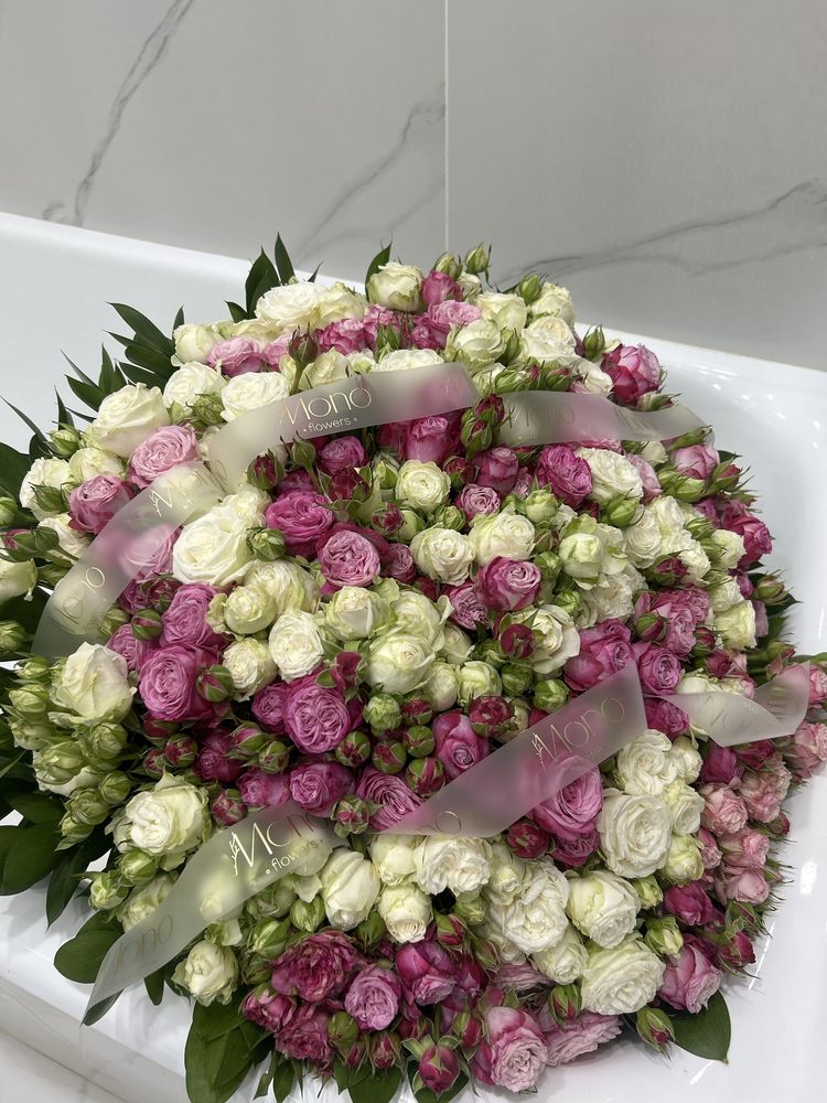 Роскошный букет кустовых роз от Mono Flowers