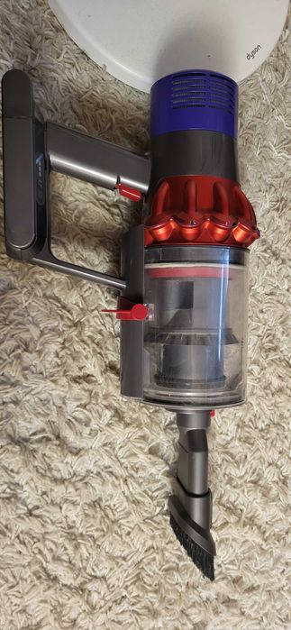 Dyson V10 Aspirator vertical cu suport se vinde cum se vede fuctional