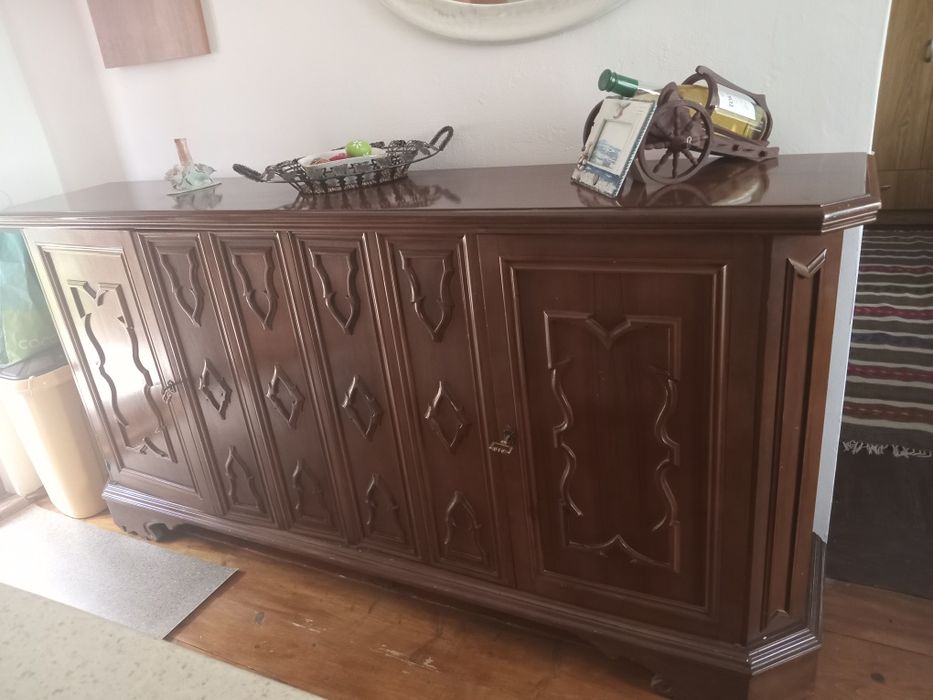 Dulap cu usi din lemn masiv