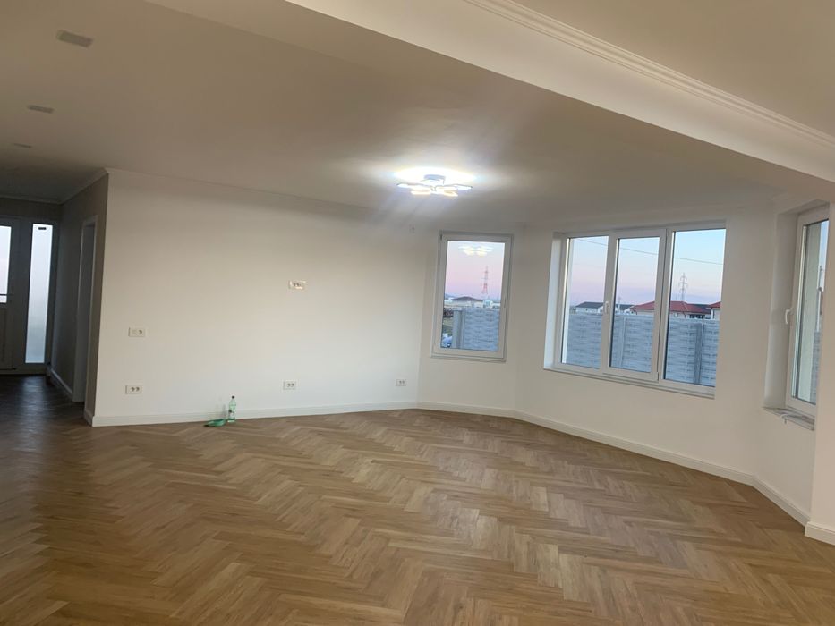 Casă spațioasă cu 4 camere, într-o zona cu acces rapid din oras.